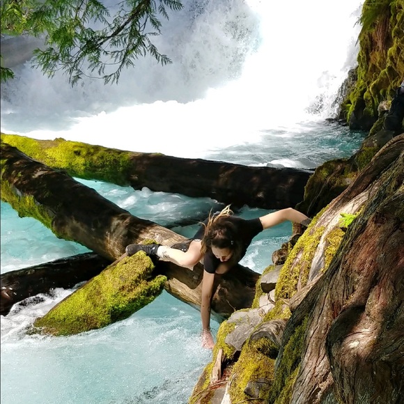 𝙷𝚘𝚠𝚍𝚢 𝚏𝚛𝚒𝚎𝚗𝚍𝚜♒️👁🌿🔮👻🎶🙏🏽🌲⚔️👽🌌 - Picture 4 of 16